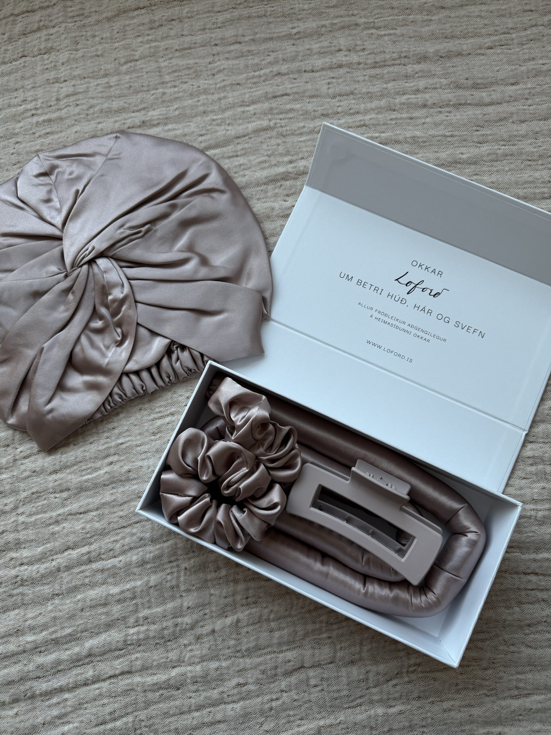 Silki gjafasett - Heatless curls og svefnhúfa - Veldu liti