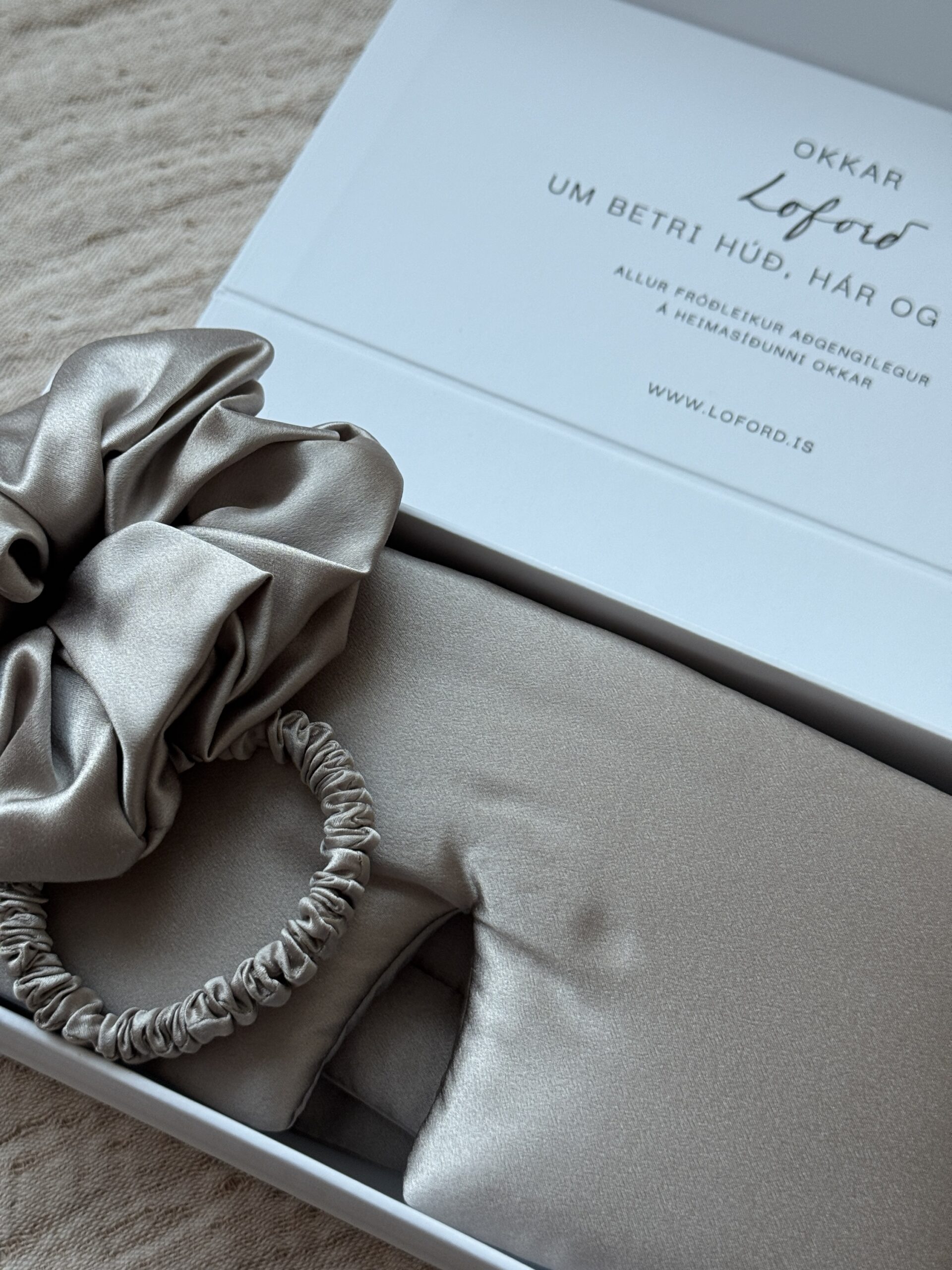 Silki gjafasett - Lúxus svefngríma og teygjur - Veldu liti